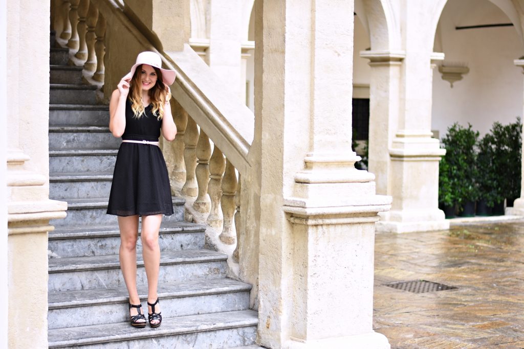 Das kleine Schwarze - sommerlich gestylt - Sommer Kombination - schwarzes Kleid - Outfit - Mode - Style - Trend - Sonnenhut - Keil Schuhe - how to style a black dress for summer - summer trend - Blogparade Fashionladyloves by Tamara Wagner - Fashionblog