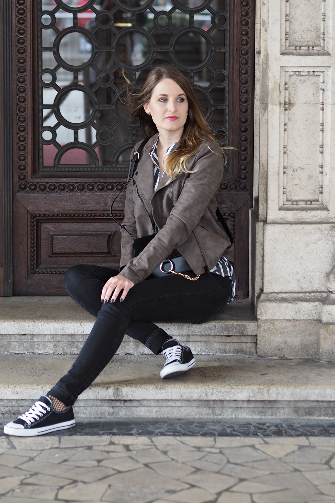 Herbst Outfit mit Streifenbluse für das Fashion Camp Vienna - Style - Street Style - Fashion - Mode - Trends - Kunstlederjacke - Bluse - Skinny Jeans - Chucks - Cross Body Bag - Fashionladyloves by Tamara Wagner - Fashion Blog - Mode Blog aus Graz Österreich