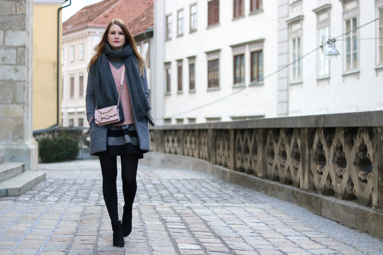Kleider winterlich stylen - mit diesen Tricks gelingt es dir -  Fashionladyloves