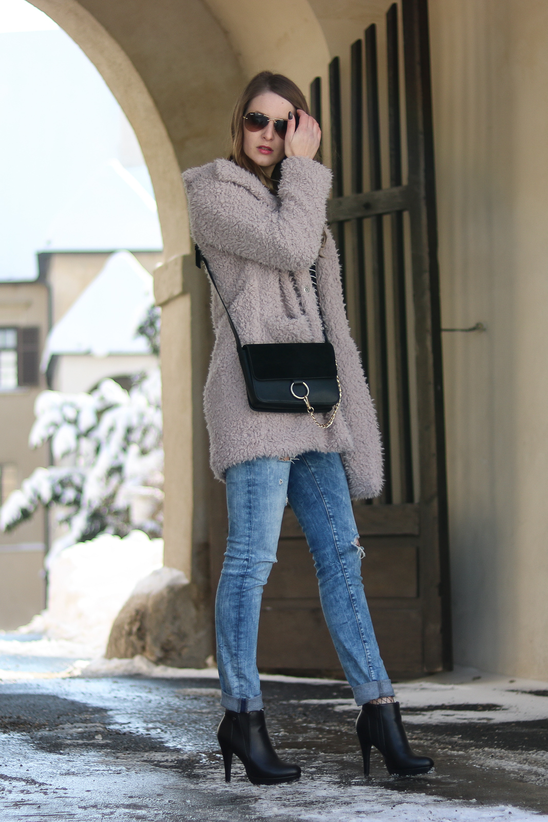 Das Streifenshirt - Zeitlose Modeklassiker - gestreiftes Marineshirt - Streifenshirt kombinieren - Streifenshirt im Winter stylen - lässiges Outfit mit Streifenshirt Teddy Coat Destroyed Jeans und Netzstrumpfhose - Fashionladyloves by Tamara Wagner - Fashion Blog - Modeblog aus Graz Österreich