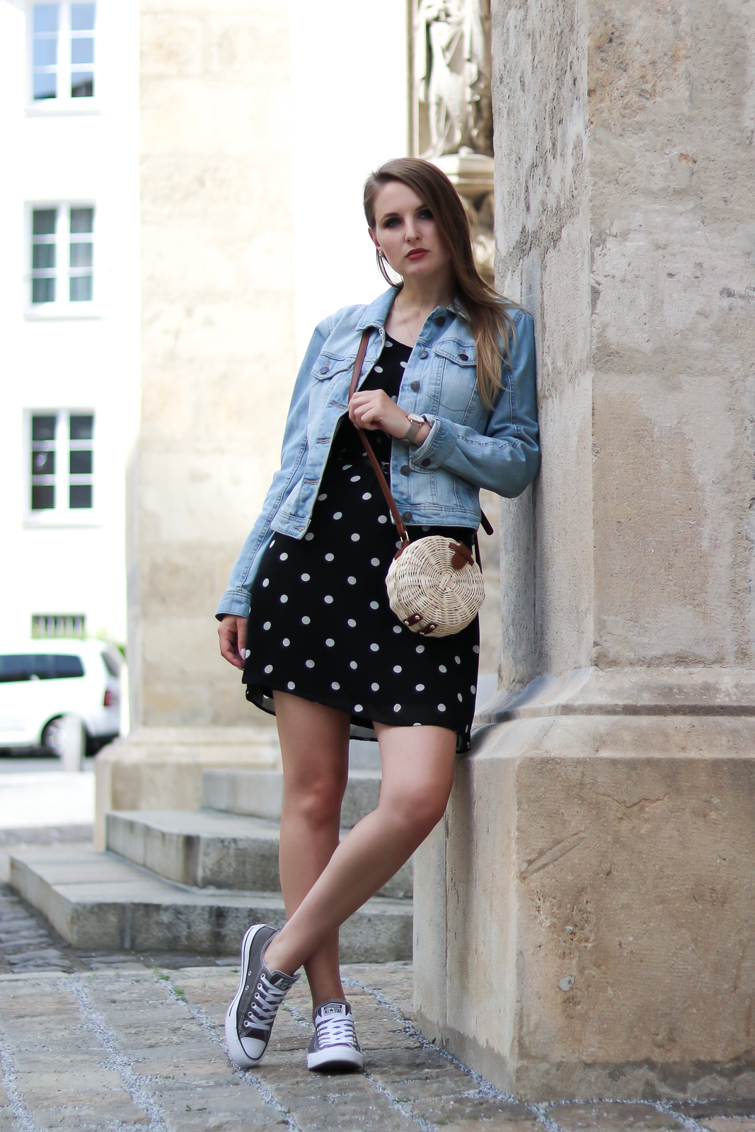 Sommertrend - Polka Dots und Korbtaschen - Polka Dots kombinieren - sommerliche Outfit Kombi mit Polka Dots Kleid und Korbtasche - Polka Dots Kleid und runde Korbtasche kombiniert mit Converse und Jeansjacke - elegantes Sommer Outfit - Fashionladyloves by Tamara Wagner - Fashion Blog - Modeblog