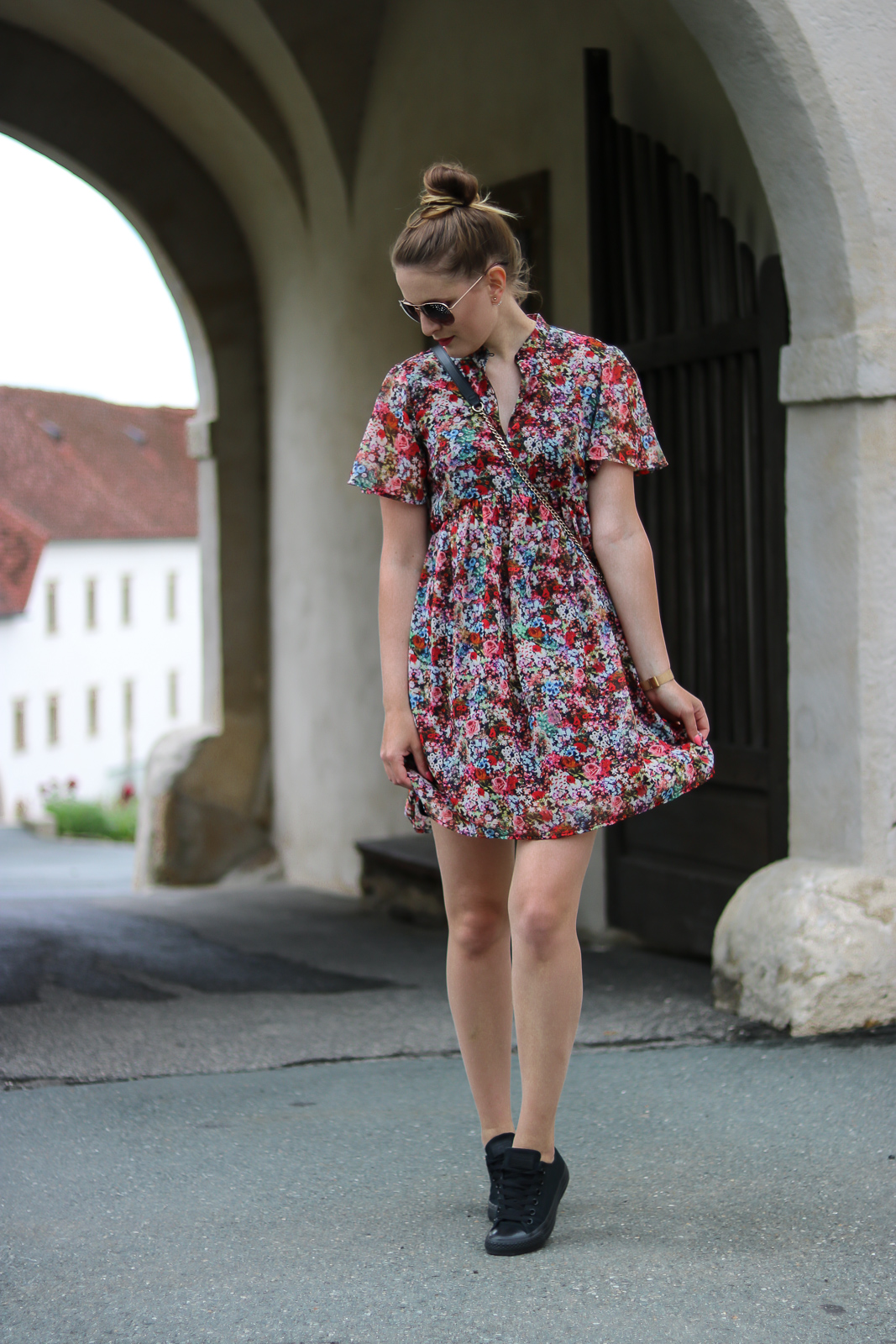 Summer is calling - Das Blumenkleid für jeden Anlass - Sommeroutfit - Look für den Sommer - Kleid und Sneakers kombinieren - Blumenkleid kombinieren - Day to Night Look - Fashionladyloves by Tamara Wagner Modeblog aus Graz - Fashion Blog aus Österreich